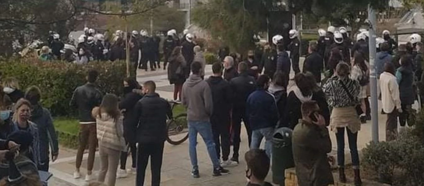 Δήμος Νέας Σμύρνης: «Οι εικόνες που είδαμε σήμερα δεν τιμούν ούτε την πόλη μας ούτε την Αστυνομία»